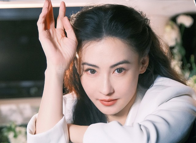 Trương B&aacute; Chi 45 tuổi: Chỉ cần &aacute;o thun + quần yoga l&agrave; kh&ocirc;ng hề giống mẹ 3 con: B&iacute; quyết nằm ở 1 loại hạt gi&uacute;p da căng b&oacute;ng, t&oacute;c chắc khỏe - Ảnh 3.