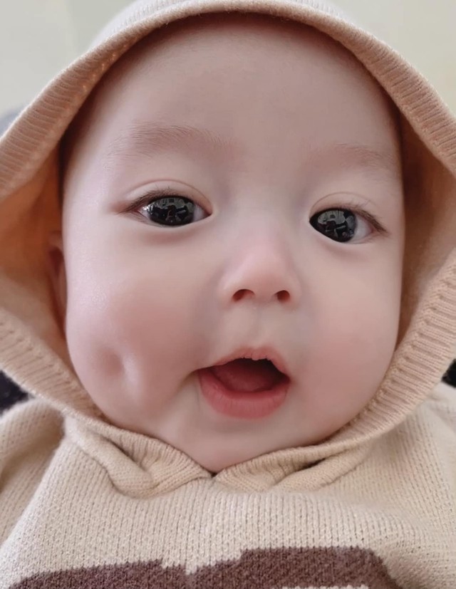 Em bé có má lúm đồng tiền rất đáng yêu, nhưng theo quan điểm dân gian, không phải chỉ có như vậy - Ảnh 2.