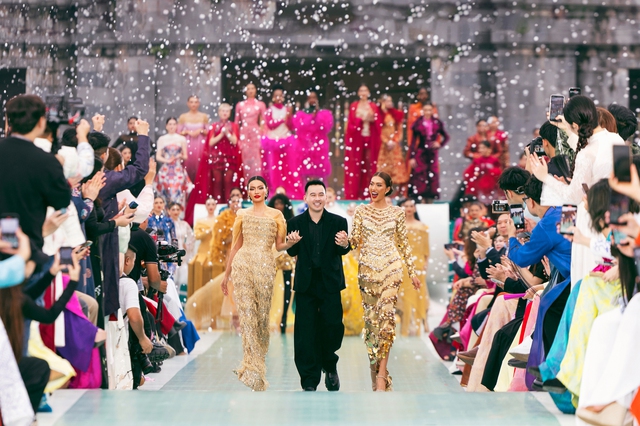 Show của NTK Lê Thanh Hòa tại Hoàng thành Huế: Khoảnh khắc áo diệu chưa từng có tại show thời trang - Ảnh 11.