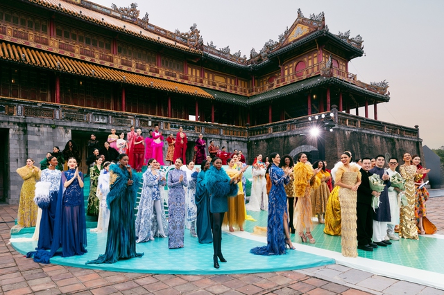 Show của NTK Lê Thanh Hòa tại Hoàng thành Huế: Khoảnh khắc áo diệu chưa từng có tại show thời trang - Ảnh 16.