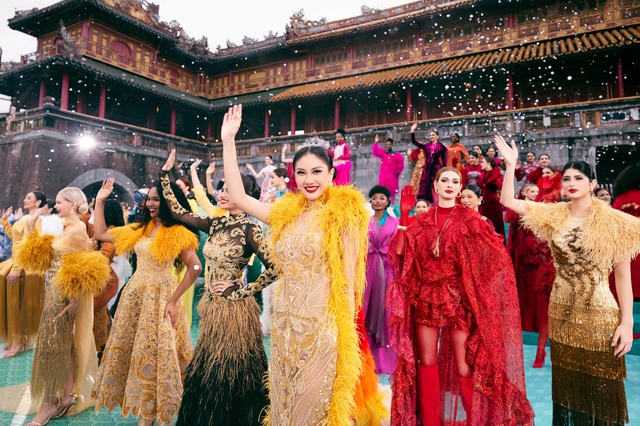 Show của NTK Lê Thanh Hòa tại Hoàng thành Huế: Khoảnh khắc áo diệu chưa từng có tại show thời trang - Ảnh 22.