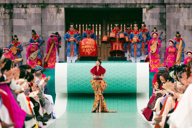 Show của NTK Lê Thanh Hòa tại Hoàng thành Huế: Khoảnh khắc áo diệu chưa từng có tại show thời trang - Ảnh 3.