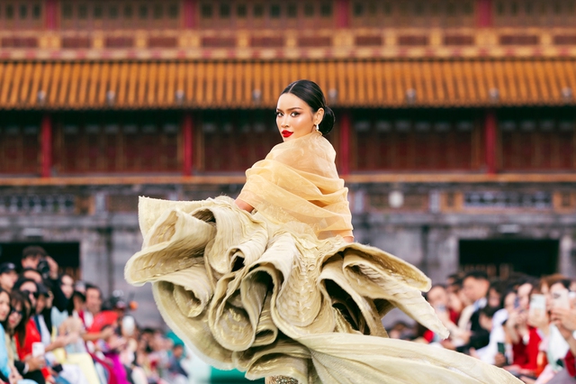 Show của NTK Lê Thanh Hòa tại Hoàng thành Huế: Khoảnh khắc áo diệu chưa từng có tại show thời trang - Ảnh 6.