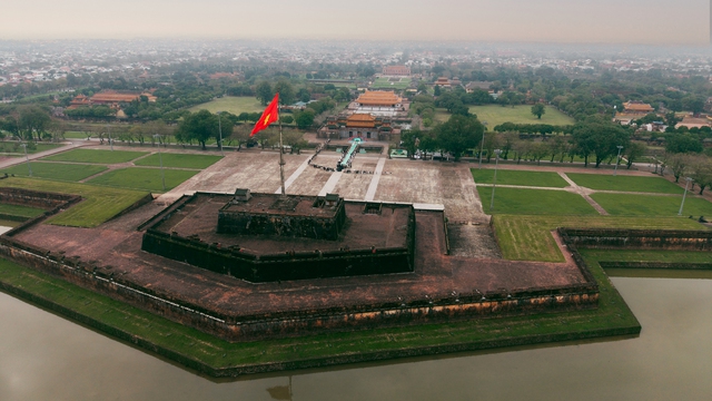 Show của NTK Lê Thanh Hòa tại Hoàng thành Huế: Khoảnh khắc áo diệu chưa từng có tại show thời trang - Ảnh 2.