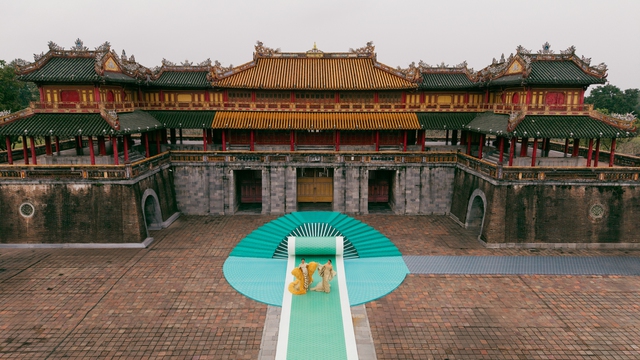 Show của NTK Lê Thanh Hòa tại Hoàng thành Huế: Khoảnh khắc áo diệu chưa từng có tại show thời trang - Ảnh 1.