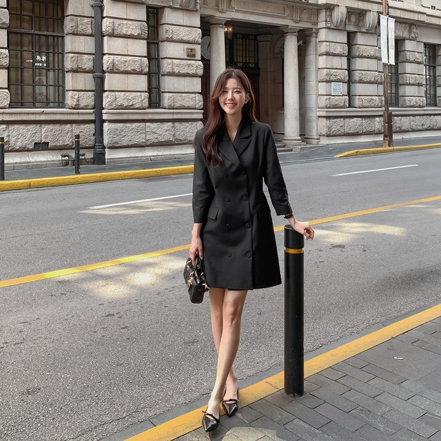 4 mẫu gi&agrave;y hack tuổi cả bộ trang phục, đ&atilde; vậy c&ograve;n chuẩn thanh lịch - Ảnh 1.