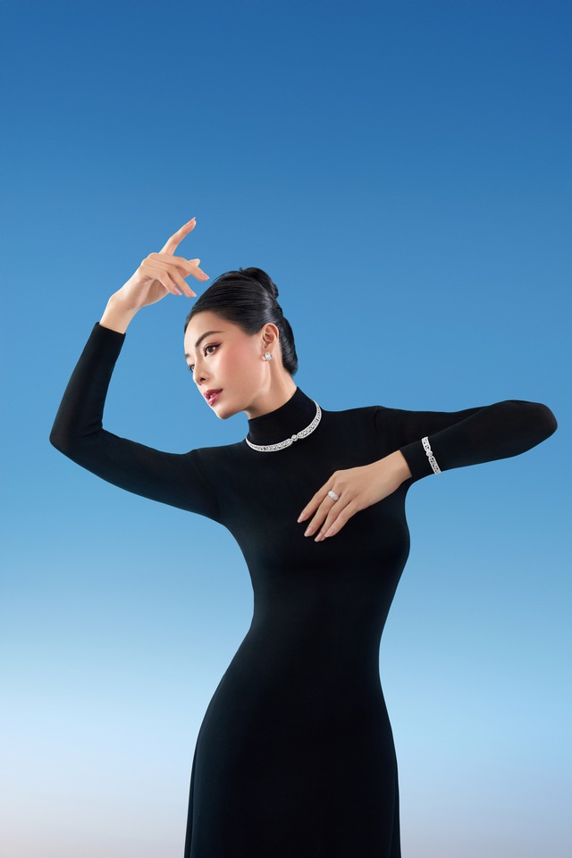 3 thiết kế trang sức kim cương c&ugrave;ng ph&aacute;i đẹp toả s&aacute;ng rực rỡ m&ugrave;a lễ hội - Ảnh 3.