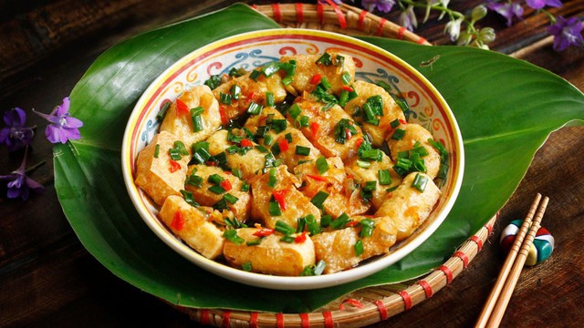 Đậu phụ &ndash; &ldquo;kho canxi&rdquo; rẻ tiền gấp 10 lần thịt b&ograve;: Ăn đều m&ugrave;a đ&ocirc;ng gi&uacute;p ruột khỏe, xương chắc, cholesterol giảm - Ảnh 2.