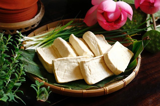 Đậu phụ &ndash; &ldquo;kho canxi&rdquo; rẻ tiền gấp 10 lần thịt b&ograve;: Ăn đều m&ugrave;a đ&ocirc;ng gi&uacute;p ruột khỏe, xương chắc, cholesterol giảm - Ảnh 1.
