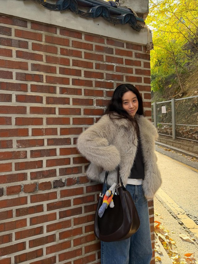 Ngắm phong cách tối giản của Jung Ryeo Won: Nét đẹp thanh lịch ở tuổi 44 - Ảnh 2.