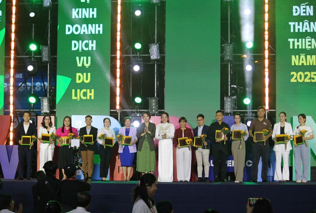 Lễ công bố danh sách "Điểm đến du lịch thân thiện" năm 2025 - Ảnh 2.
