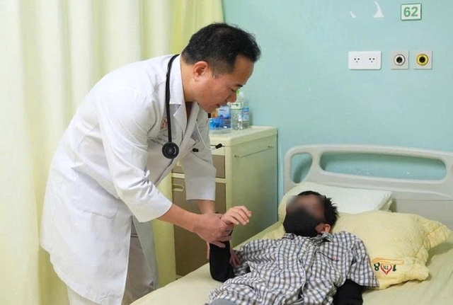 Bé trai 8 tuổi đang học bất ngờ gục xuống bàn đột quỵ: Bác sĩ cảnh báo dấu hiệu nhiều cha mẹ bỏ lỡ - Ảnh 1.