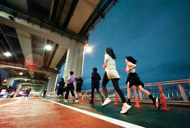 3 việc nếu chăm làm sẽ dễ dàng kéo dài thanh xuân, đảo ngược tuổi sinh học không cần can thiệp sinh học, chị em trẻ hơn cả chục tuổi - Ảnh 4.