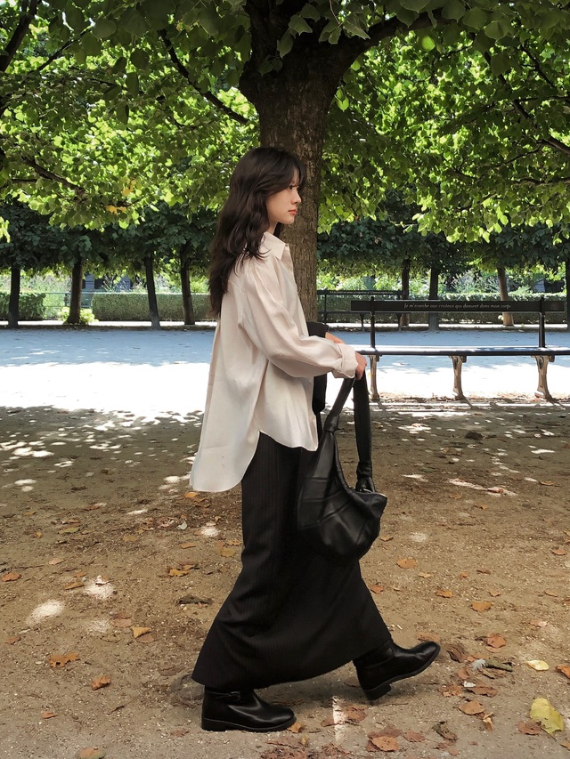 Phụ nữ sành điệu sẽ kết hợp chân váy đen với 5 mẫu áo trẻ trung - Ảnh 2.