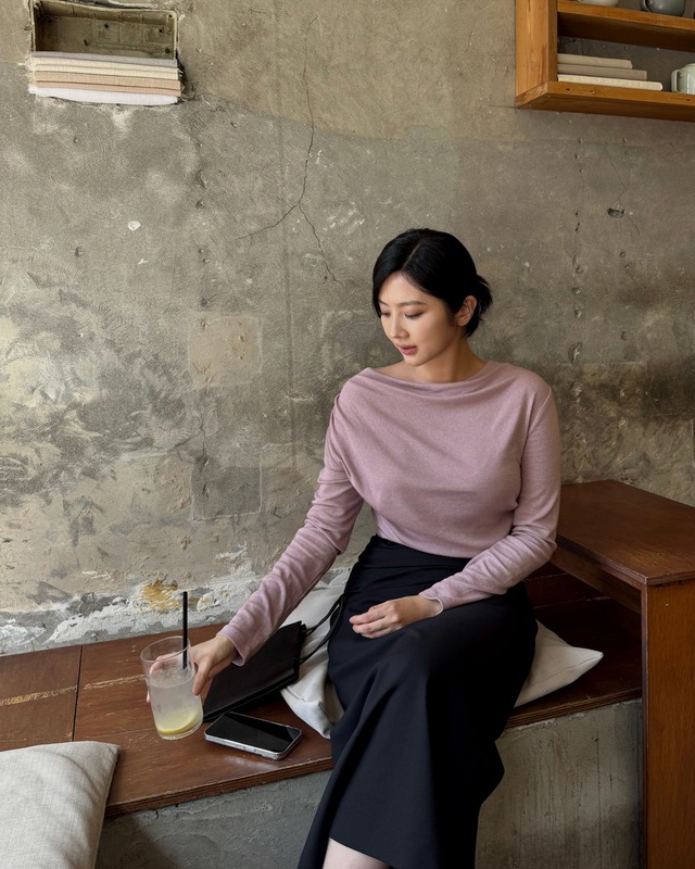 Phụ nữ sành điệu sẽ kết hợp chân váy đen với 5 mẫu áo trẻ trung - Ảnh 1.