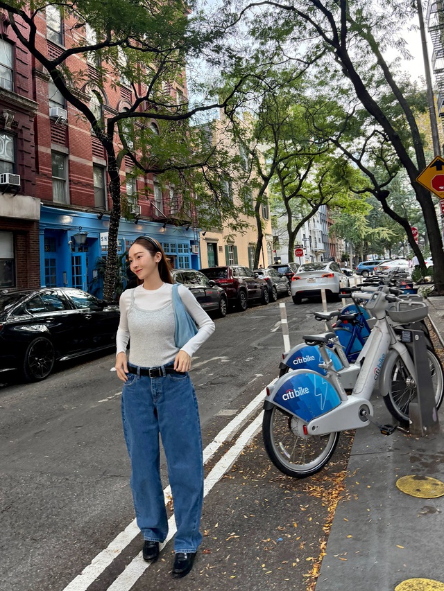 Huyền thoại mặc đẹp 8x có 10 cách mặc quần jeans đơn giản, nhưng chạm đỉnh cao sang xịn mịn - Ảnh 1.