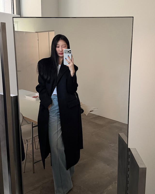 Diện quần jeans th&igrave; n&ecirc;n kho&aacute;c ngo&agrave;i 5 kiểu &aacute;o, ai muốn mặc đẹp hơn đều phải biết - Ảnh 1.