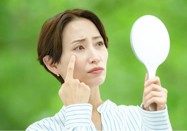 Gi&agrave; hay chưa kh&ocirc;ng nằm ở tuổi: 7 t&iacute;n hiệu cơ thể &acirc;m thầm &ldquo;tố c&aacute;o&rdquo; bạn đang l&atilde;o h&oacute;a thật sự - Ảnh 1.