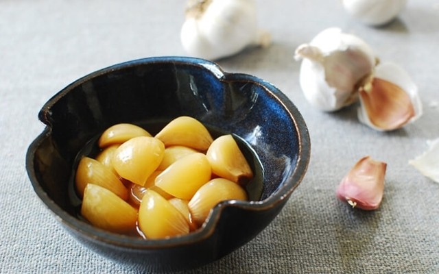 Tỏi có thực sự gây hại cho gan? Muốn nuôi dưỡng gan, đừng bỏ qua 3 thực phẩm nên tránh và 3 loại quả nên ăn - Ảnh 2.