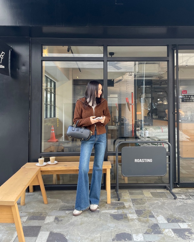 Quần jeans cho phụ nữ tr&ecirc;n 40 tuổi: 4 Kiểu ho&agrave;n hảo gi&uacute;p t&ocirc;n d&aacute;ng v&agrave; thanh lịch - Ảnh 3.