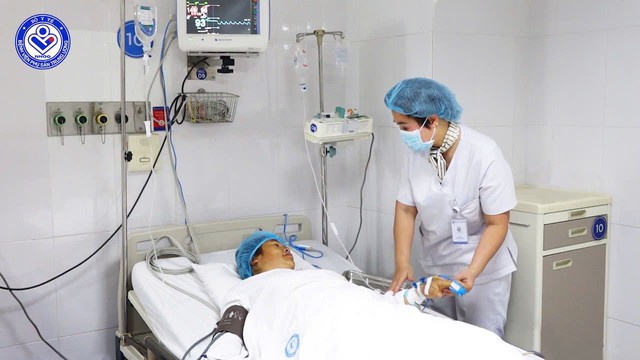 Cuộc gọi trong đêm từ vùng biên giới và hạnh trình giành giật sự sống cho sản phụ gặp biến chứng, đe dọa tính mạng cả 2 mẹ con - Ảnh 3.