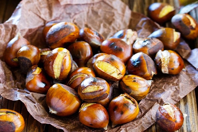 Hạt dẻ – món ăn cứu đói mùa đông hay “cái bẫy” sức khỏe? 3 nhóm người nên dừng lại - Ảnh 1.