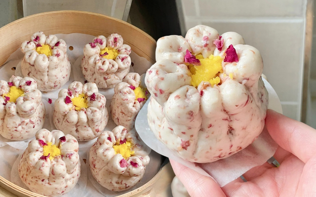 B&aacute;nh bao hoa hồng nh&acirc;n sữa trứng: M&oacute;n b&aacute;nh ngọt ng&agrave;o cho bữa s&aacute;ng của gia đ&igrave;nh - Ảnh 1.