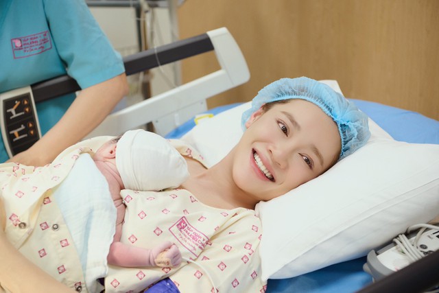 Nh&atilde; Phương sinh thi&ecirc;n thần thứ 3: Giống hệt hai anh chị, b&eacute; &uacute;t chờ ba đi l&agrave;m mới chịu ra đời - Ảnh 2.