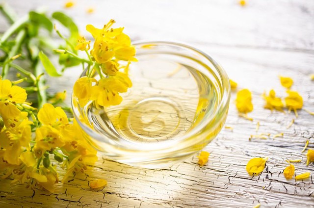 Nhiều gia đ&igrave;nh đang d&ugrave;ng sai dầu ăn mỗi ng&agrave;y: Dầu hạt cải c&oacute; thực sự v&ocirc; hại? 3 loại dầu ăn n&ecirc;n hạn chế để bảo vệ tim mạch - Ảnh 5.