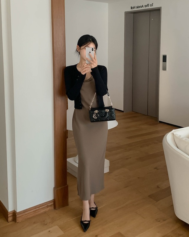 Cách mix áo cardigan sành điệu cho mọi hoàn cảnh trong mùa xuân 2026 - Ảnh 5. Cách mix áo cardigan sành điệu cho mọi hoàn cảnh trong mùa xuân 2026 - Ảnh 5.