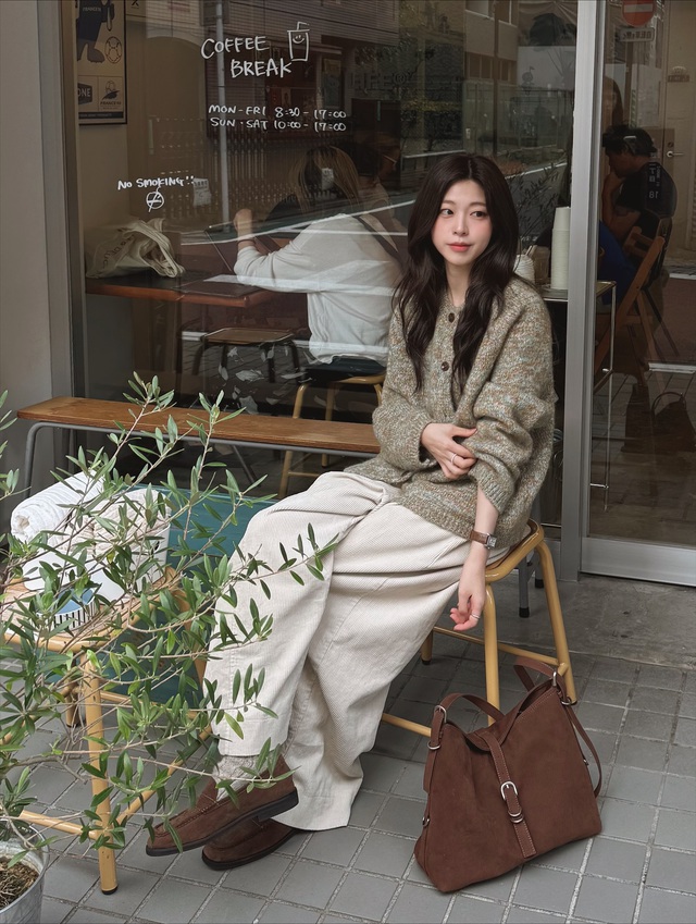 5 Cách phối đồ với áo len giúp Bạn đẹp và thời thượng trong mùa đông này - Ảnh 9. 5 Cách phối đồ với áo len giúp Bạn đẹp và thời thượng trong mùa đông này - Ảnh 9.