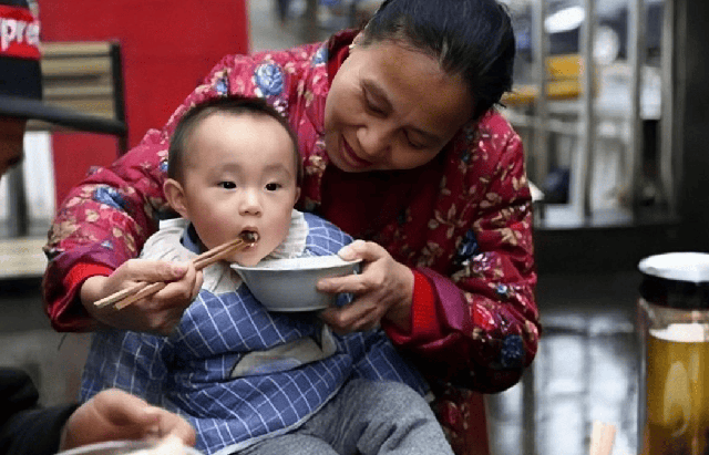 Bà nhường hết thịt cho cháu, bố mẹ hết lời cảm ơn: Chỉ vài năm sau liền hối hận không kịp! - Ảnh 2.