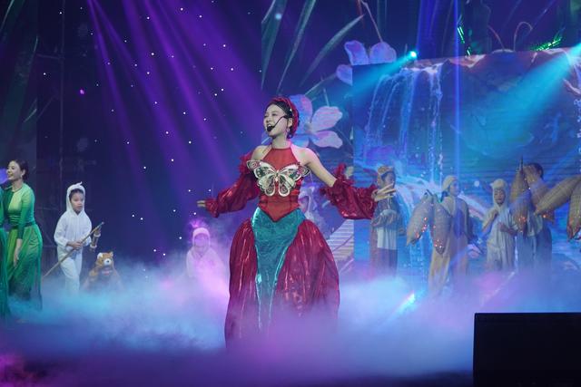Ali Thục Phương tỏa s&aacute;ng tại Chắp c&aacute;nh tuổi thơ c&ugrave;ng sự ủng hộ từ gia đ&igrave;nh - Ảnh 4.