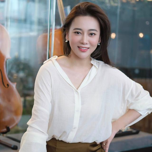 Phương Oanh khoe cặp song sinh hơn 2 tuổi: con gái ngồi đọc sách như tiểu thư, quý tử gõ laptop ra dáng