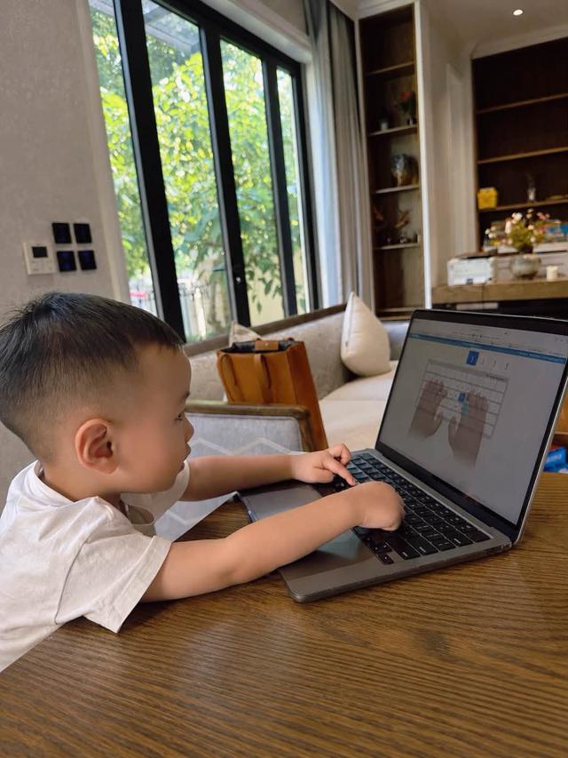 Phương Oanh khoe cặp song sinh hơn 2 tuổi: con gái ngồi đọc sách như tiểu thư, quý tử gõ laptop ra dáng