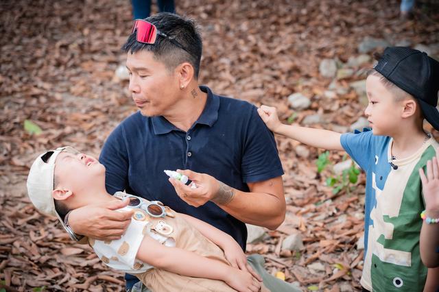 &ldquo;Bố ơi m&igrave;nh đi đ&acirc;u thế?&rdquo; lần đầu h&eacute; lộ hậu trường: Mưa gi&oacute; quật đổ s&acirc;n khấu, người d&acirc;n vẫn n&aacute;n lại hỗ trợ - Ảnh 4.