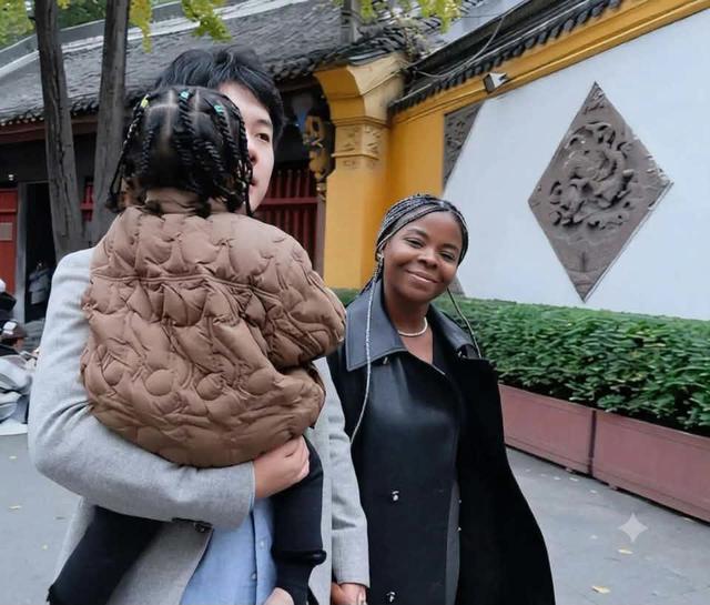 Mẹ Sữa triệu view: “Có những ngày mình chỉ đủ sức bế con nhưng như vậy cũng đã là rất nhiều” - Ảnh 1.