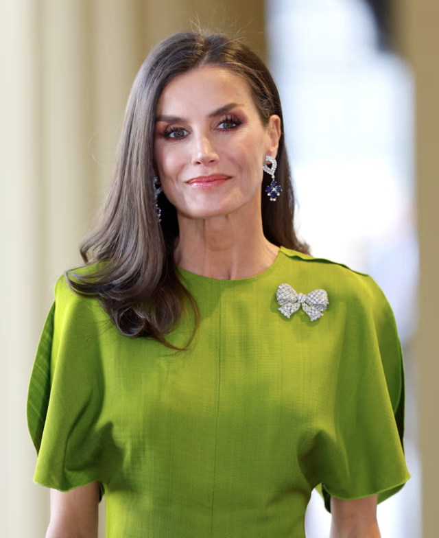 Vương hậu Letizia v&agrave; chiếc tr&acirc;m nơ kim cương của mẹ chồng trong chuyến thăm Phần Lan - Ảnh 2.