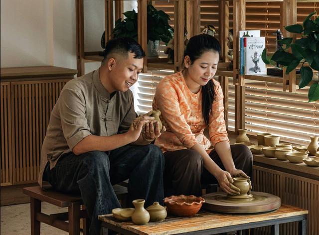 Hội An sau ánh đèn lồng: Gỗ, đất và lửa của một vùng đất được gìn giữ bằng đôi tay - Ảnh 3.