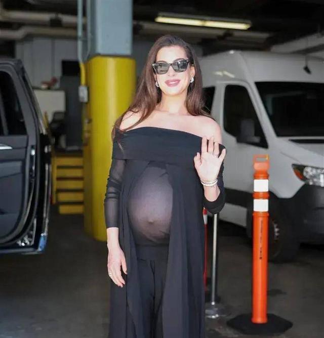 Anne Hathaway mang thai lần ba ở tuổi U50, tự tin khoe bụng bầu với trang phục xuyên thấu nhưng lại gây ra nhiều tranh luận - Ảnh 2.