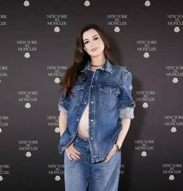 Anne Hathaway mang thai lần ba ở tuổi U50, tự tin khoe bụng bầu với trang phục xuyên thấu nhưng lại gây ra nhiều tranh luận - Ảnh 5.
