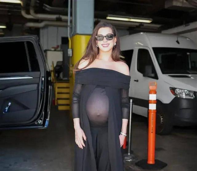 Anne Hathaway mang thai lần ba ở tuổi U50, tự tin khoe bụng bầu với trang phục xuyên thấu nhưng lại gây ra nhiều tranh luận - Ảnh 1.