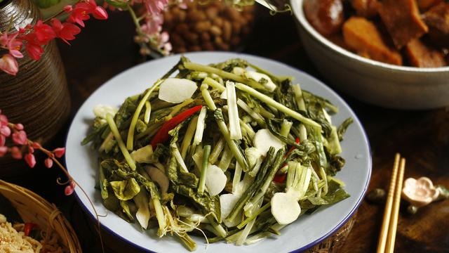 Dưa cải, c&agrave; muối ngon miệng ng&agrave;y đ&ocirc;ng: Ăn thế n&agrave;o để hạn chế nguy cơ từ nitrit? - Ảnh 2.