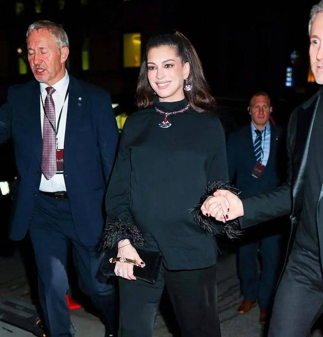 Anne Hathaway mang thai lần ba ở tuổi U50, tự tin khoe bụng bầu với trang phục xuyên thấu nhưng lại gây ra nhiều tranh luận - Ảnh 4.