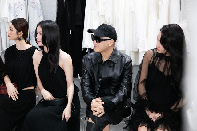 "Mẹ bầu đẹp nhất nhì showbiz Việt hiện nay" Vũ Thúy Quỳnh lộ diện chúc mừng NTK Đỗ Mạnh Cường, đọ sắc giữa dàn hậu - Ảnh 3.