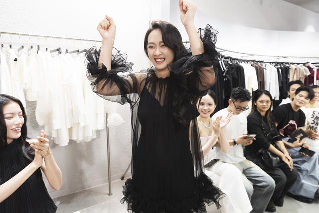 "Mẹ bầu đẹp nhất nhì showbiz Việt hiện nay" Vũ Thúy Quỳnh lộ diện chúc mừng NTK Đỗ Mạnh Cường, đọ sắc giữa dàn hậu - Ảnh 2.
