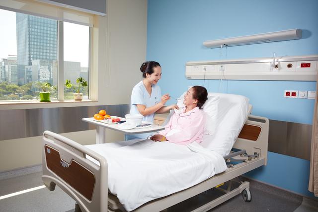 Không chỉ mổ thành công, làm thế nào để người bệnh hồi phục nhanh và an toàn hơn?  - Ảnh 2.