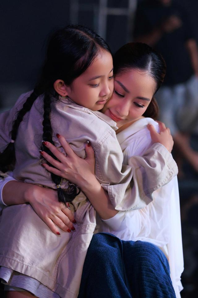 Vì sao Khánh Thi phá lệ tái xuất cùng Phan Hiển trong MV của Lệ Quyên? - Ảnh 4.