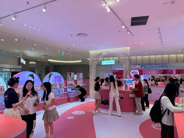 Quân A.P và “búp bê Nga” Dasha Taran khuấy động pop-up aépick K-Beauty Wonderland - Ảnh 4.