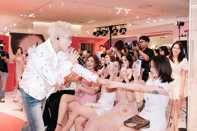 Quân A.P và “búp bê Nga” Dasha Taran khuấy động pop-up aépick K-Beauty Wonderland - Ảnh 2.